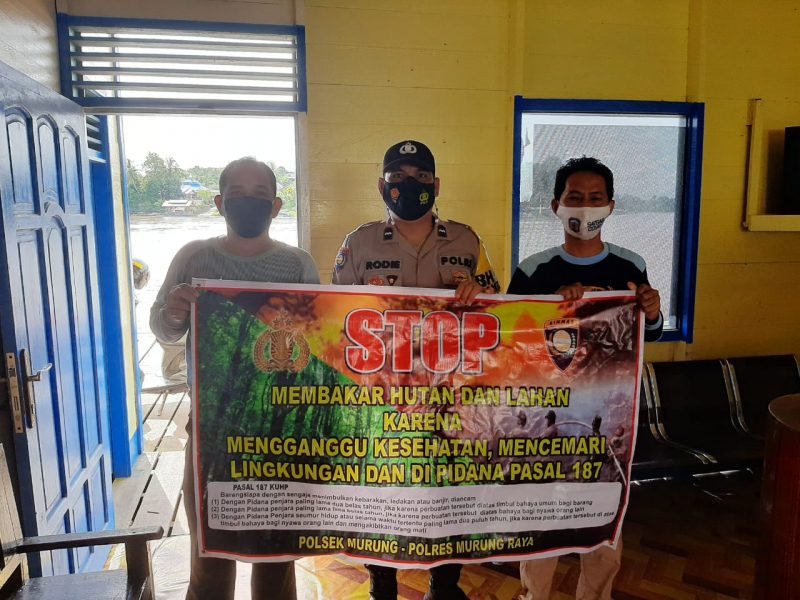 Sembari Cek Embung Milik Warga, Bhabinkamtibmas Ini Berikan Imbauan Karhutla
