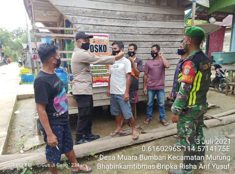 Bhabinkamtibmas Desa Batu Putih Bagikan Masker kepada Warga