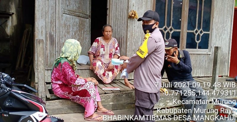Bagi Masker dan Ajak Warga Disiplin Terapkan Prokes
