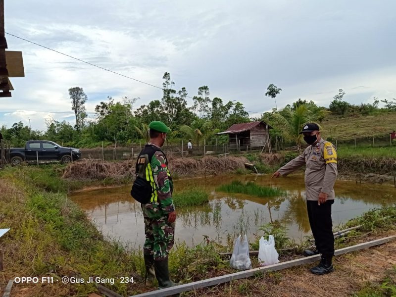 Sembari Cek Embung Milik Warga, Bhabinkamtibmas Ini Berikan Imbauan Karhutla