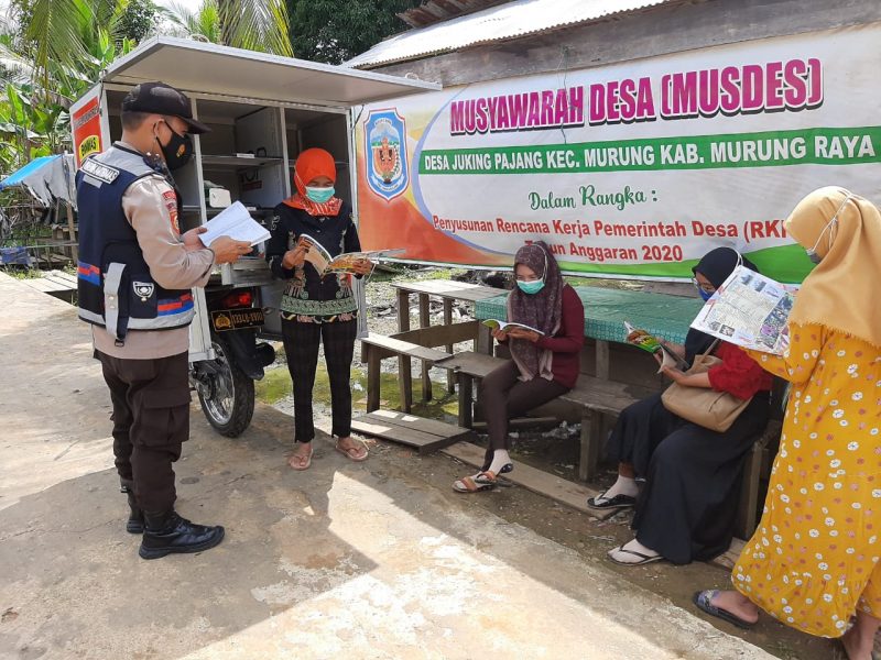 Warga Antusias Baca Buku di Motor Bajaka Presisi Literasi