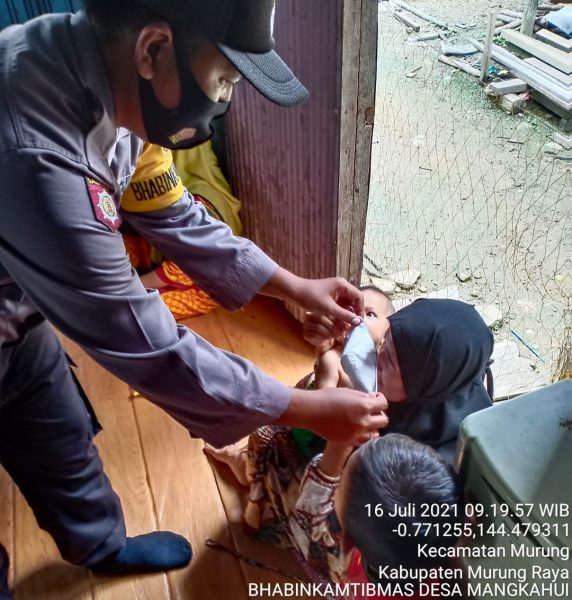Bripka Risha Arif Yusuf Bagikan Masker kepada Ibu-ibu