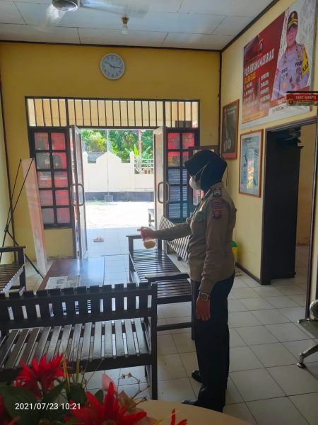Warga Tak Pakai Masker, Briptu Tri Oktapianor Berikan Masker Gratis