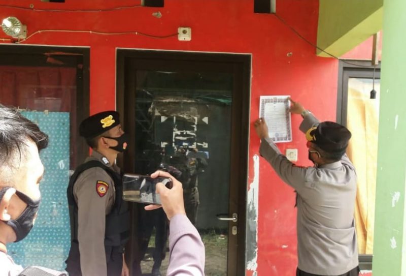 Bhabinkamtibmas Desa Juking Pajang Bagikan Masker kepada Warga