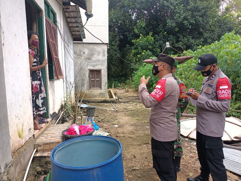 Briptu A Tampubolon Berikan Edukasi Prokes kepada Warga Dirung