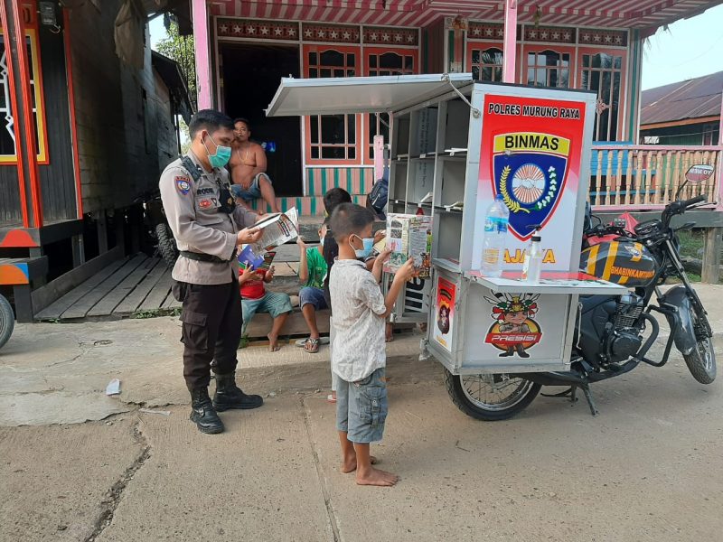 Anak Desa Antusias Baca Buku dari Motor Bajak Presisi