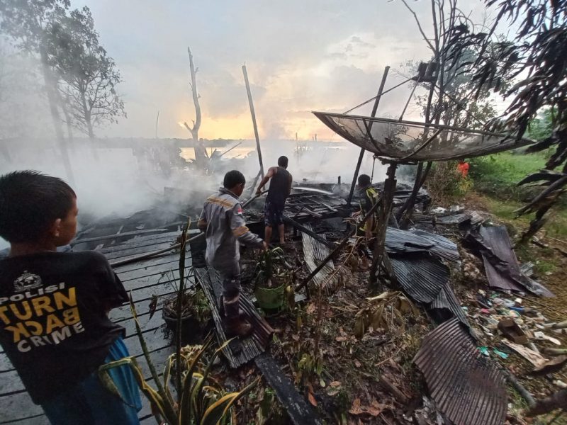 Diduga Disambar Petir, Rumah Warga Desa Mendawai Terbakar