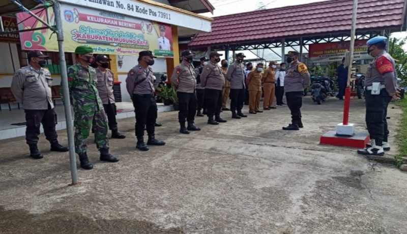 Personel Polsek Murung Pasang Spanduk Zonasi dan Instruksi Gubernur Kalteng