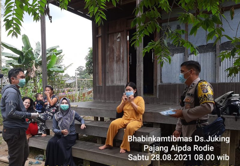 Aipda Rodie Bagi-bagi Masker di Desa Binaannya