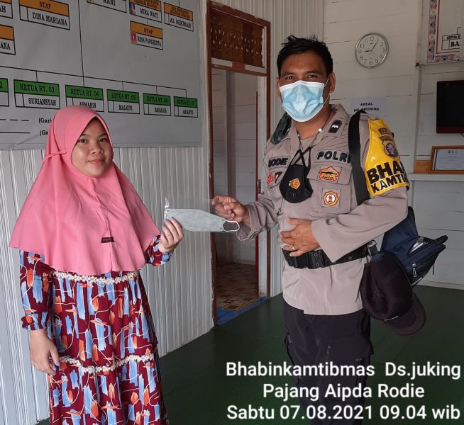 Ajak Anak di Desa untuk Rajin Membaca Buku