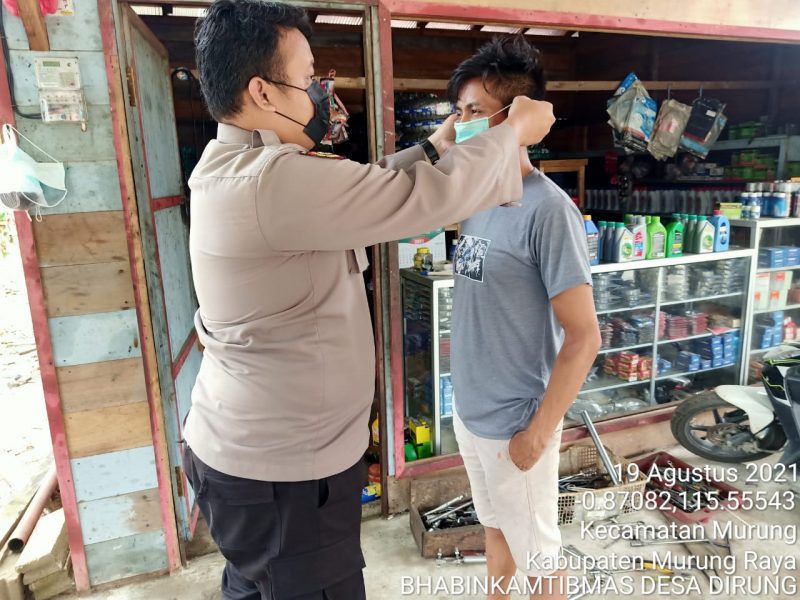 Sosialisasi Prokes Covid-19 Sembari Bagikan Masker