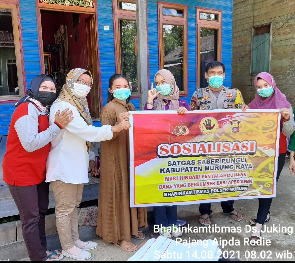 Pasang Spanduk Sosialisasi Prokes dan Instruksi Gubernur Kalteng