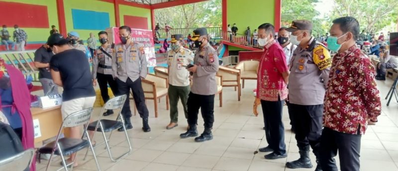 Pasang Spanduk Sembari Sampaikan Imbauan Prokes