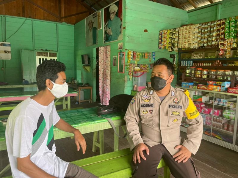 Anak Desa Antusias Baca Buku dari Motor Bajaka Presisi