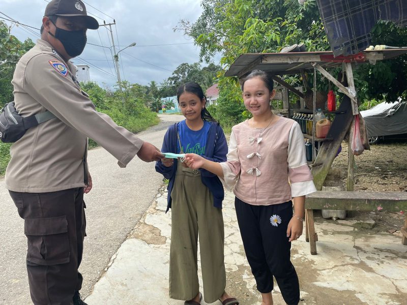 Bripka Akhmad Kholil Berikan Edukasi agar Terus Patuhi Prokes