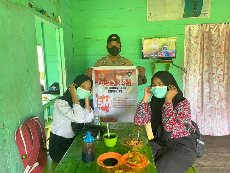Briptu Debby Saputra Beikan Edukasi Penerapan 5M