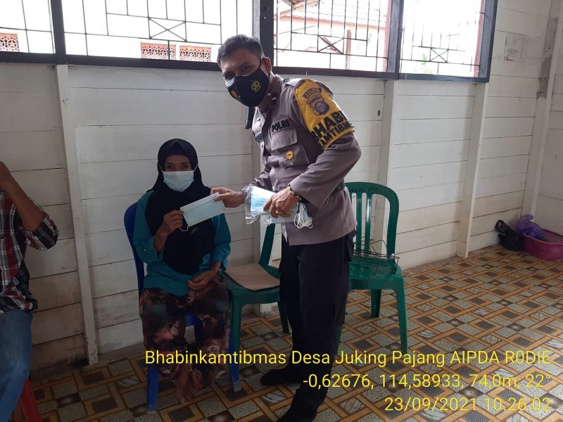 Bripka Grenville Stanley Sambang Warga untuk Ingatkan Prokes