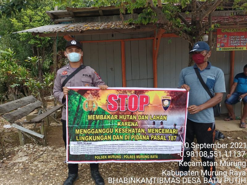 Berikan Bantuan kepada Warga Terdampak Banjir di Desa Muara Sumpoi