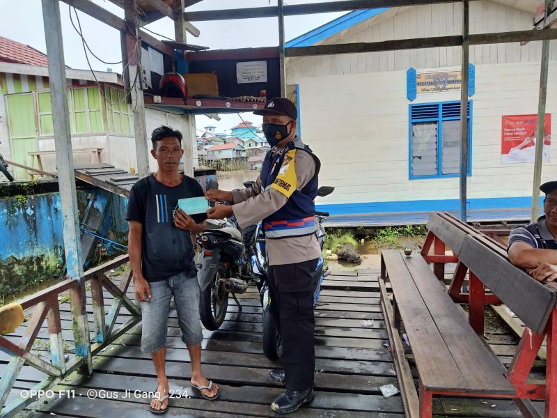 Briptu Deby Yoga Lakukan Pengamanan Vaksinasi di SMP President Christian Center