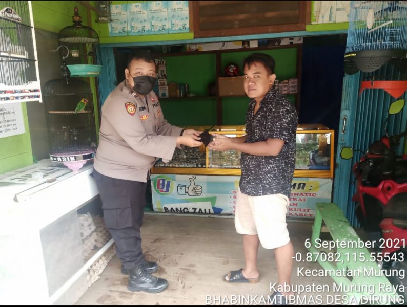 Bripka Risha Arif Yusuf Sambangi Petani Sayur Mayur di Desa Muara Bumban