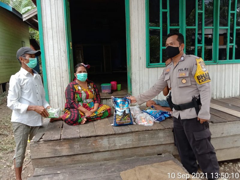 Bersihkan Rumah Pascabanjir Sembari Sampaikan Sosialisasi Prokes