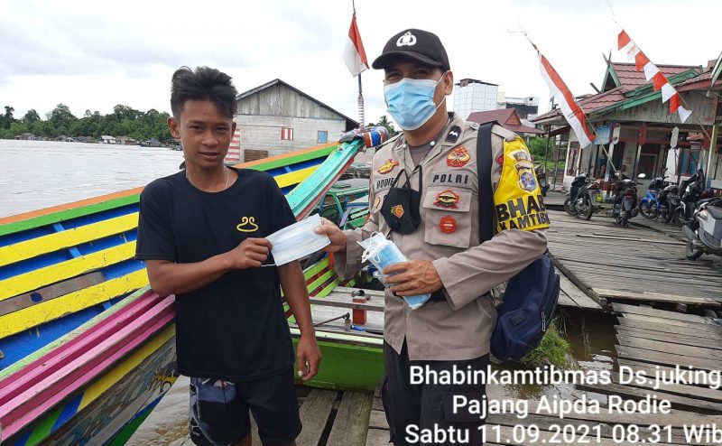 Bripka Akhmad Kholil Bagikan Masker untuk Cegah Penyebaran Covid