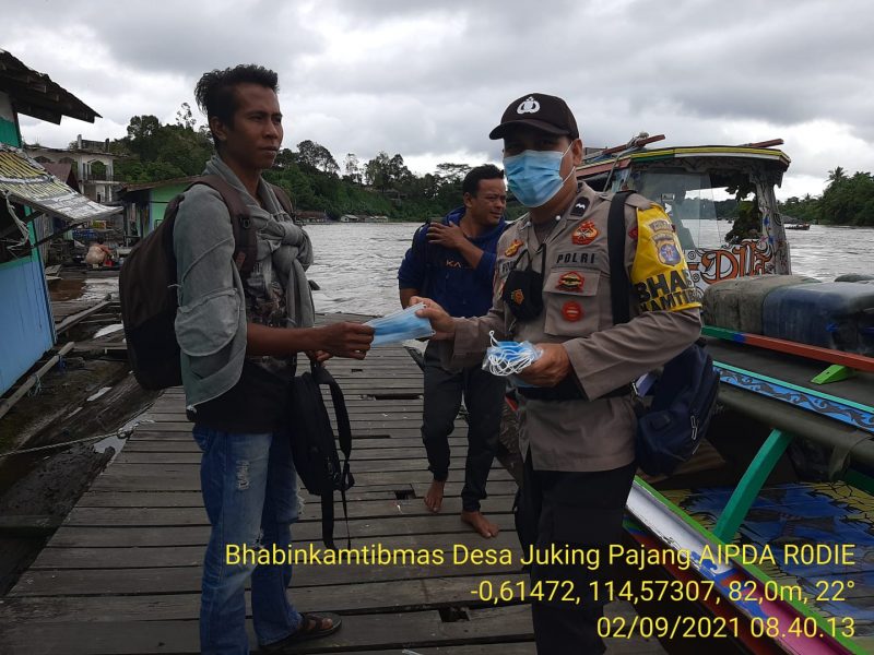 Bripka Grenville Stanley Amankan Vaksinasi Massal di Desa Muara Untu