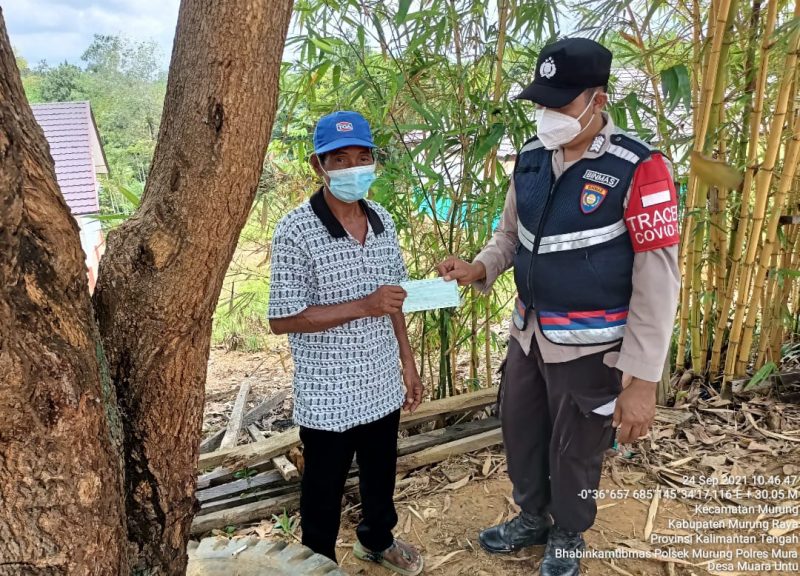 Briptu Deby Yoga Pratama Edukasi Prokes kepada Warga Kelurahan Beriwit