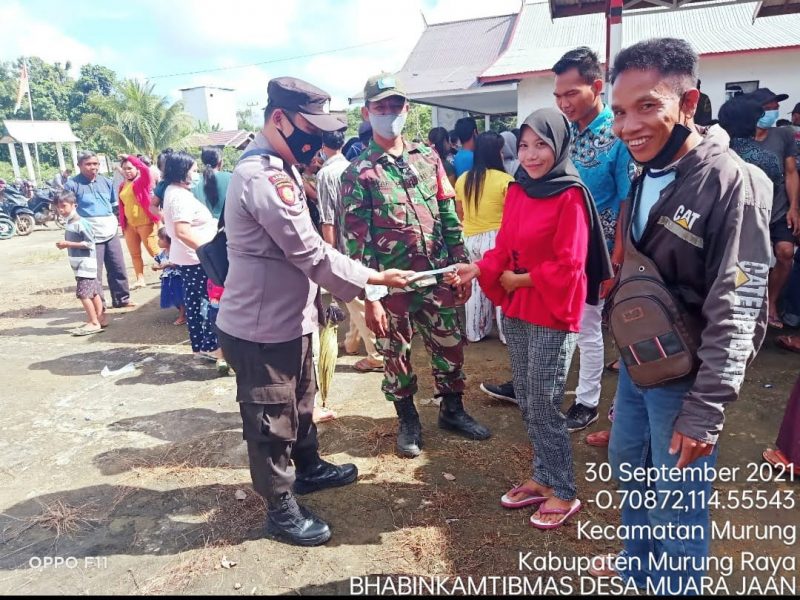 Warga Baca Buku dengan Tetap Terapkan Prokes