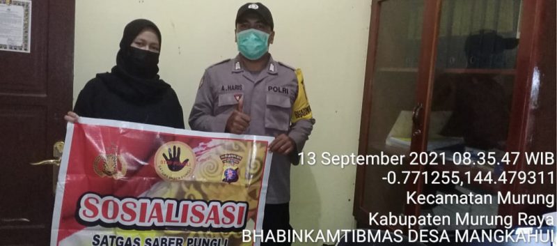 Bripka Akhmad Kholil Sambangi Warga dan Berikan Masker Gratis