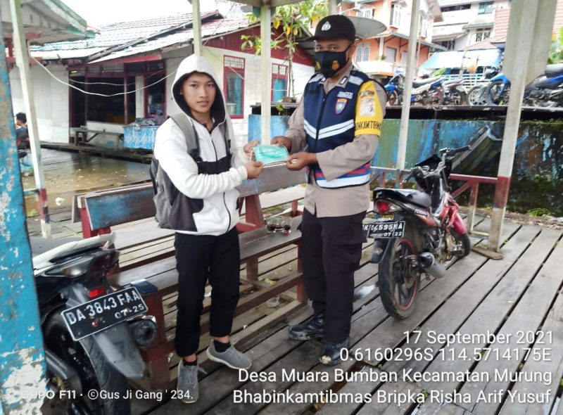 Berikan Edukasi Prokes kepada Warga Muara Bumban