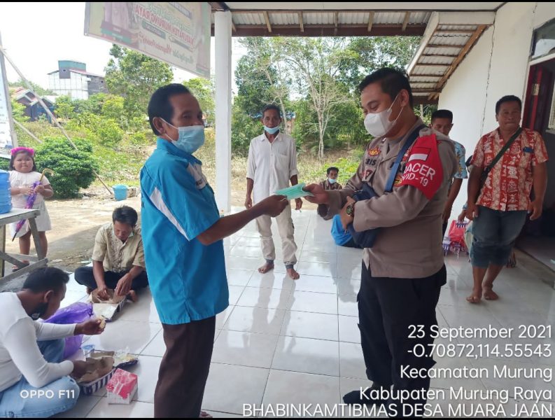 Aipda Rodie Ikut Salurkan BLT kepada Warga Desa Juking Pajang