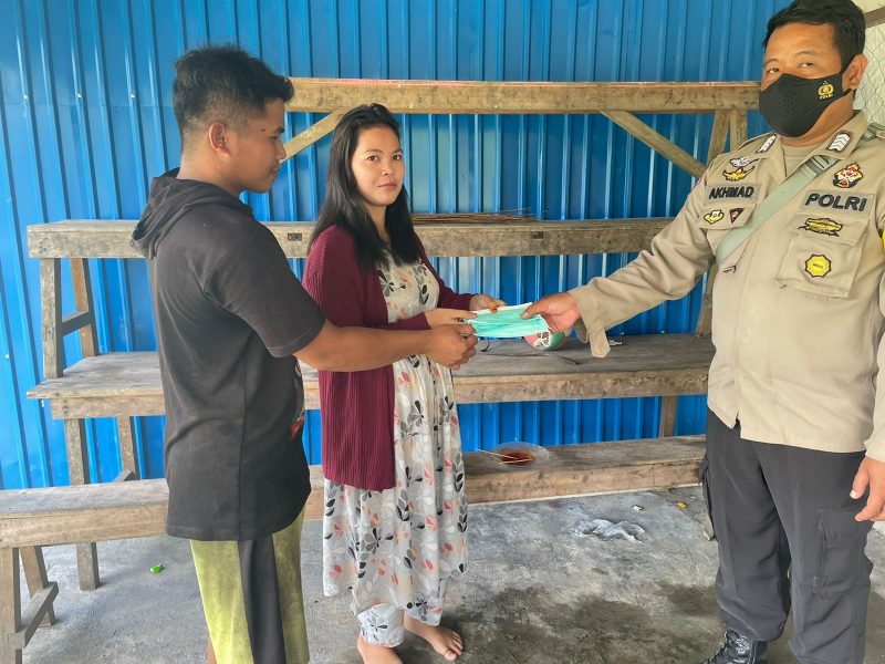 Warga Tak Pakai Masker, Bripka Risha Arif Yusuf Berikan Edukasi Pentingnya Prokes