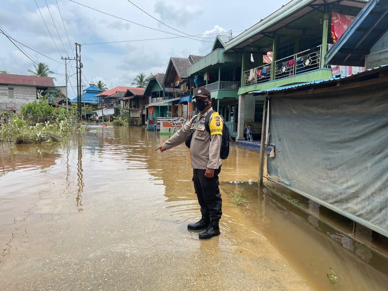 Bripka Akhmad Kholil Lakukan Pendataan Fasilitas Umum Terdampak Banjir