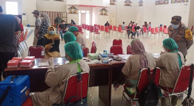 Cegah Penyebaran Covid, Briptu A H Tampubolon Bagikan Masker Gratis
