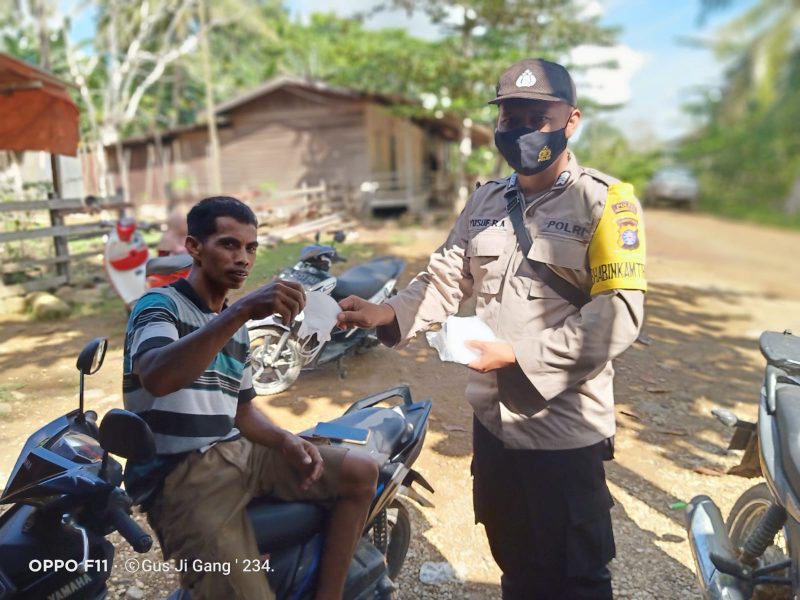 Satpolairud Polres Katingan Bantu Atur Lalu Lintas di Jalan Terendam Banjir