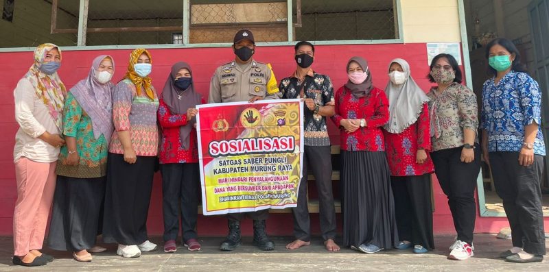 Berikan Seorang Anak Masker dan Ingatkan Disiplin Prokes