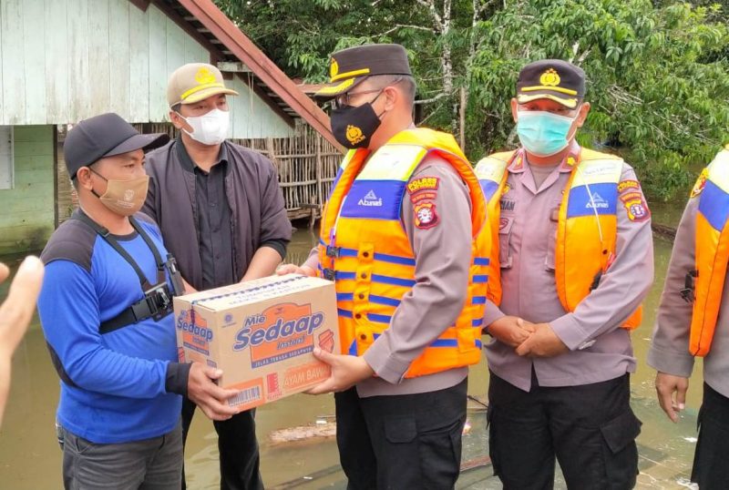 Bhabinkamtibmas Muara Bumban Sosialisasikan Prokes Covid-19