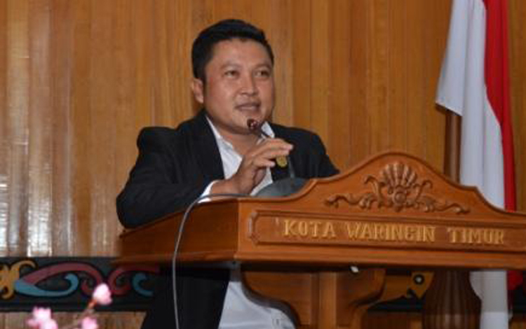 Bentuk Kepedulian, Bupati Mura Antar Langsung Bantuan Banjir ke Katingan