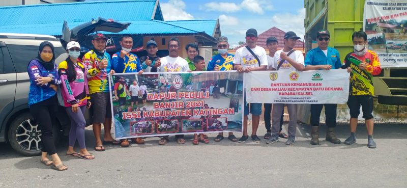 Sambangi Warga, Bripka Leo Kapisah Berikan Masker Gratis