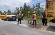 Kabag Ops Pimpin Penambalan Jalan Berlubang Arah Petak Bahandang