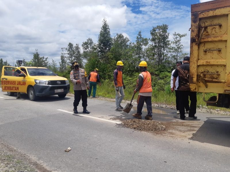 Minimalisir  Kecelakaan, Satlantas Polres Katingan Bantu Perbaiki Jalan Berlubang