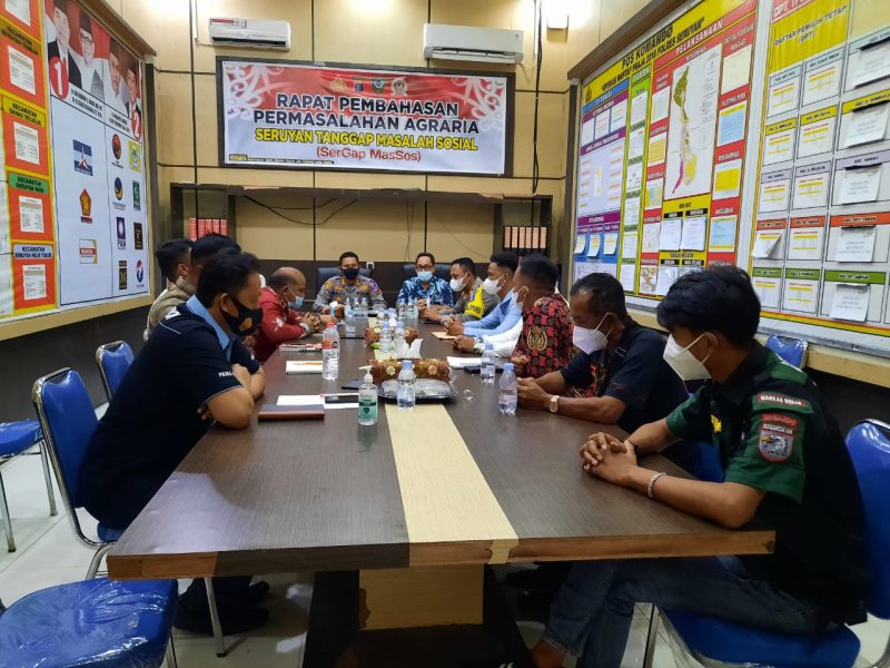 Kabag Ops Pimpin Penambalan Jalan Berlubang Arah Petak Bahandang