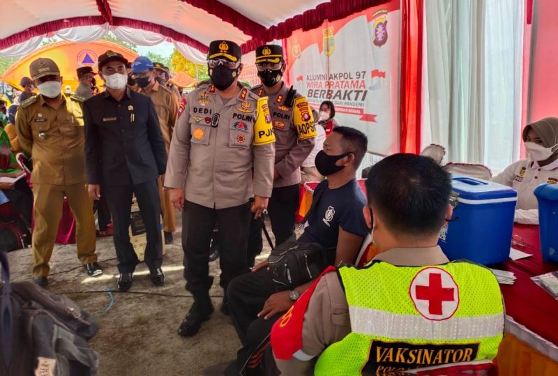 Kapolda Tinjau Serbuan Batalyon Vaksinator Covid-19 di Kecamatan Kamipang