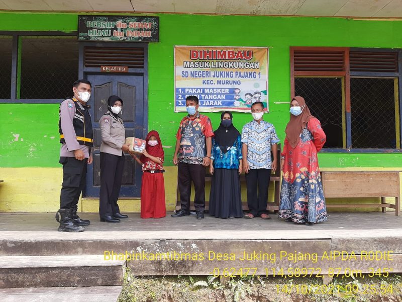 Kanit Binmas Polsek Murung dan Bhabinkamtibmas Juking Pajang Ajak Warga Lakukan Vaksin Covid