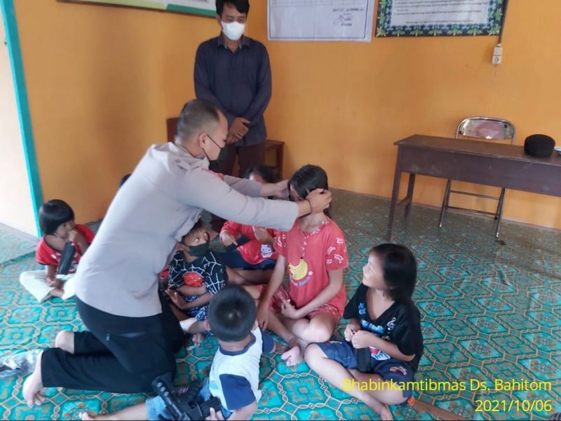 Bripka Grenville Stanley Berikan Masker Gratis untuk Cegah Covid