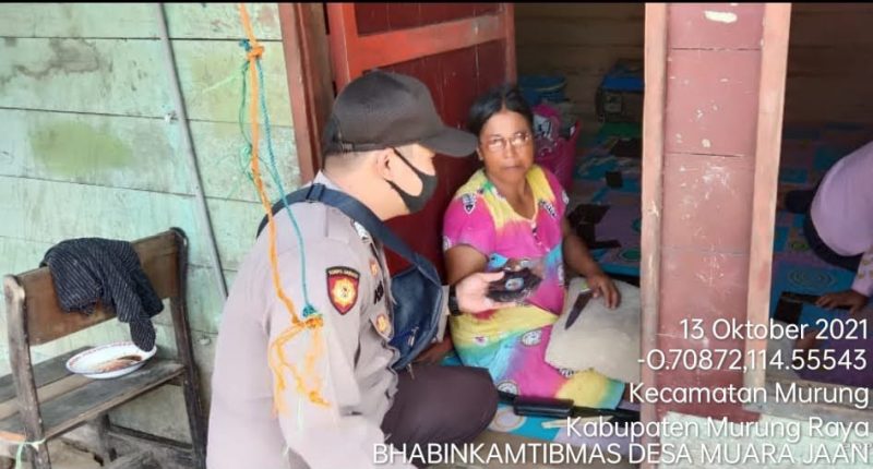 Bripka Kriswanto Sambang Rumah Warga untuk Edukasi Prokes