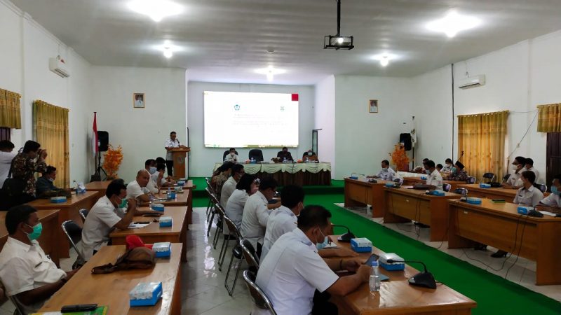 Bripka Akhmad Kholil Bantu Salurkan Paket Sembako kepada Warga Tak Mampu Terdampak Banjir