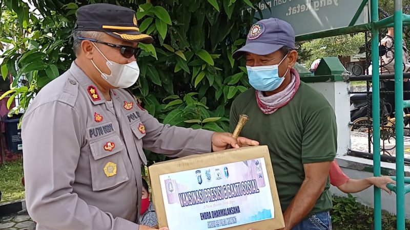Door To Door, Bripka Akhmad Kholil Sampaikan Sosialisasi Vaksinasi Massal