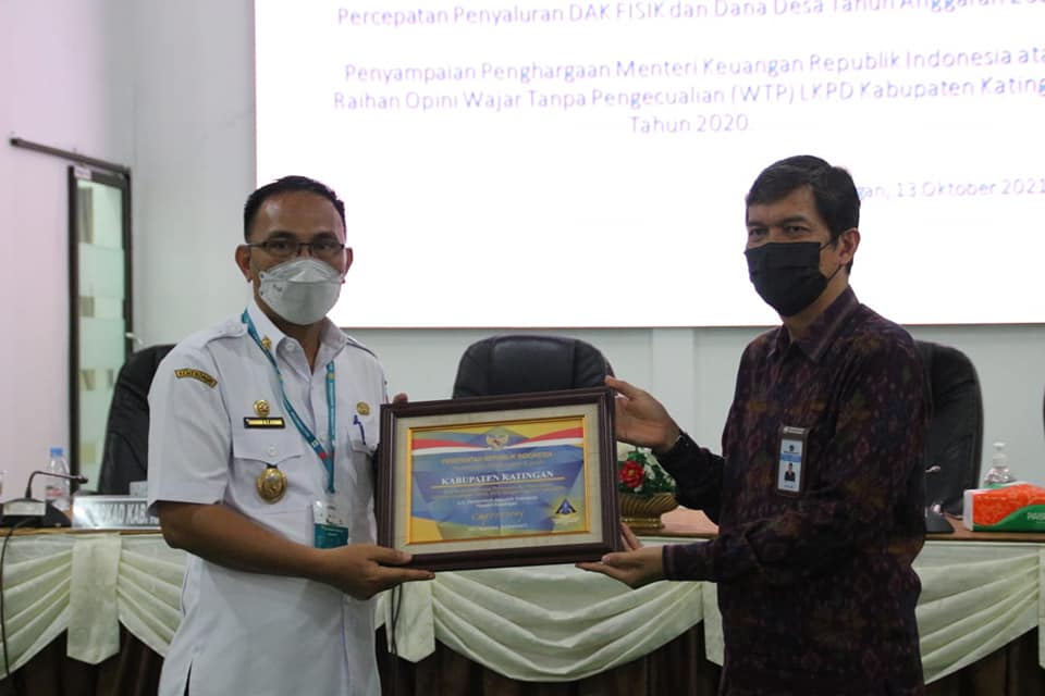 Bripka Kriswanto Sambang Rumah Warga untuk Edukasi Prokes